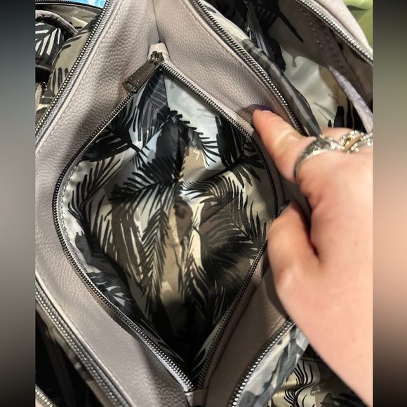 Lug Overnight Bag with Classic VL Accents - Aviator - Picture 7 of 8